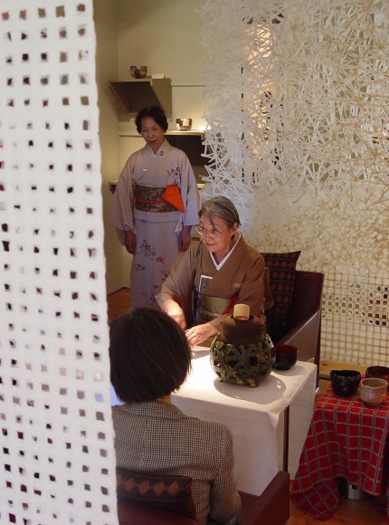 Click the image for further photos of the tea ceremonies hosted by Ajiki Hiro to accompany the gallery show. The tea preparation is by Nagase Yasuko and Ajiki Tatsue. 