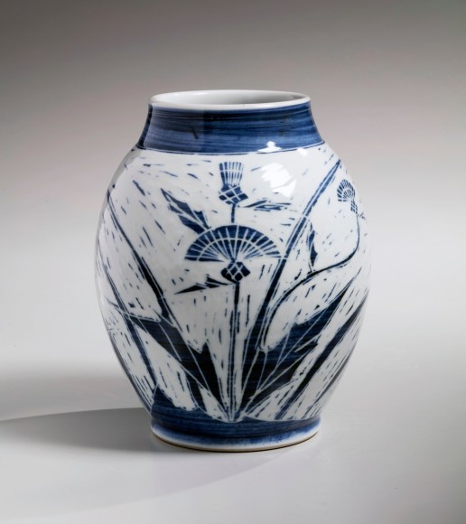 Kondō Yūzō (1902-1985), Blue-and-white vase with thistle design