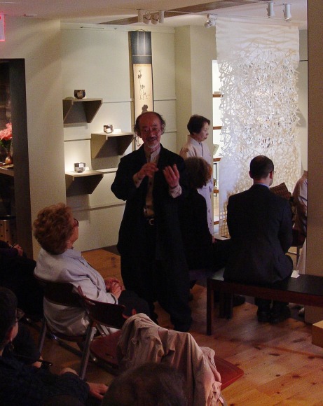 Click the image for further photos of the tea ceremonies hosted by Ajiki Hiro to accompany the gallery show. The tea preparation is by Nagase Yasuko and Ajiki Tatsue. 