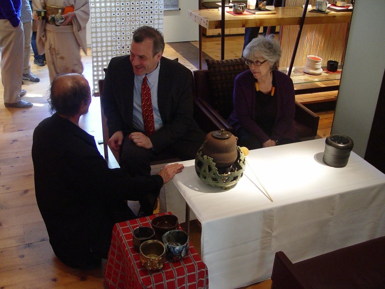 Click the image for further photos of the tea ceremonies hosted by Ajiki Hiro to accompany the gallery show. The tea preparation is by Nagase Yasuko and Ajiki Tatsue. 