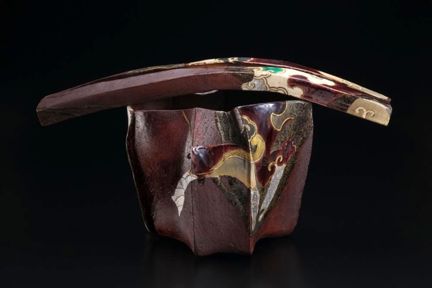 Softly pleated vessel with separate ladle-rest decorated with motif of drifting clouds, 2012