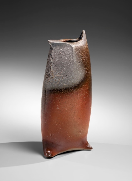 Two-color, Bizen vessel with protruding feet and upswept mouth