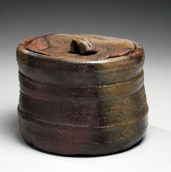 Bizen-style broad, banded waterjar with matching cover with circular botamochi kiln effects; fired at Hidesuke kiln