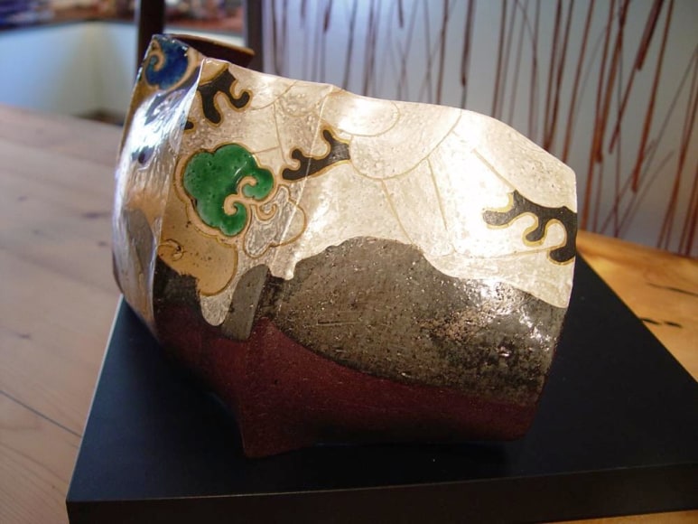 Pair of undulating screen-like forms with abstract kutani-glazed rimpa-inspired decoration of dragon-shaped cloud, 2012