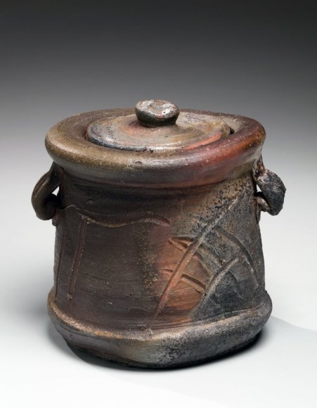 Bizen eared waterjar (mizusashi) with matching cover decorated with incised patterning and extensive kiln effects