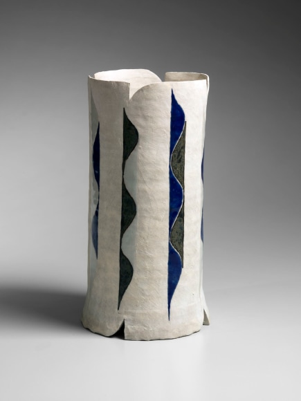 Unglazed combed-surface columnar vessel with scalloped mouth and base&nbsp;