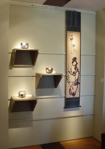 Click the photo for further images of the installation of the Ajiki Hiro show.