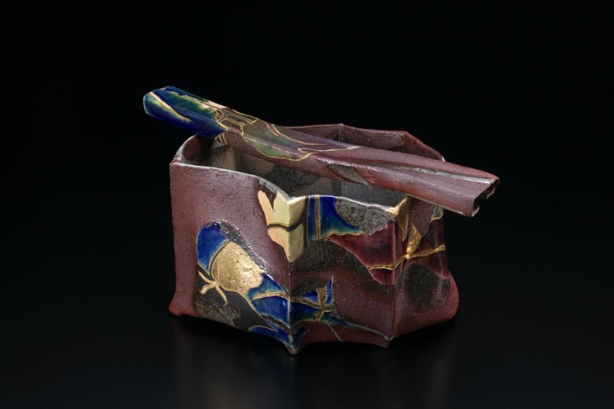 Softly pleated vessel with separate ladle-rest decorated with motif of trailing ivy, 2012