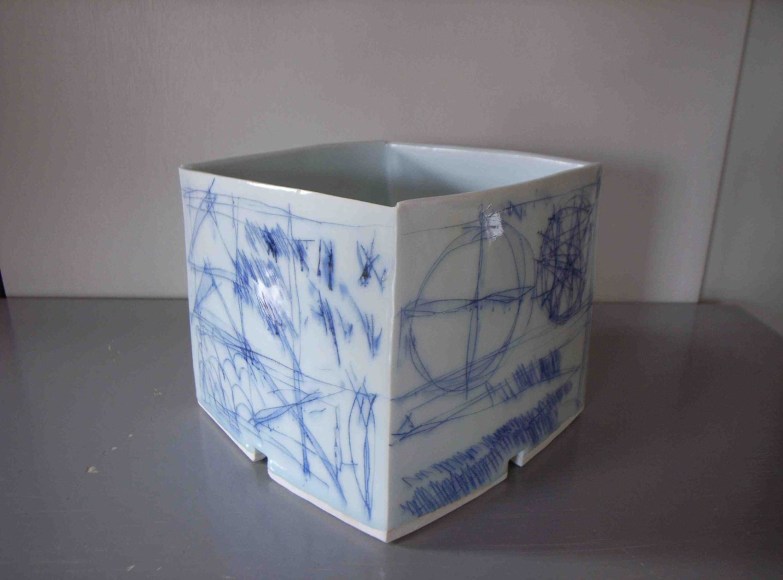 Kay&ocirc; - Cube shaped ancient Chinese house-inspired sculpture with blue-white seihakuji glaze with design on side (Inv# 6251)