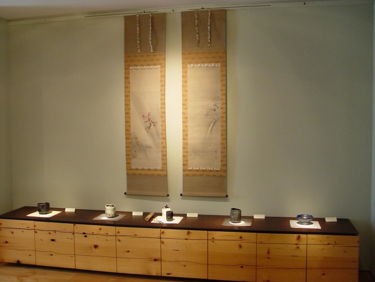 Click the photo for further images of the installation of the Ajiki Hiro show.