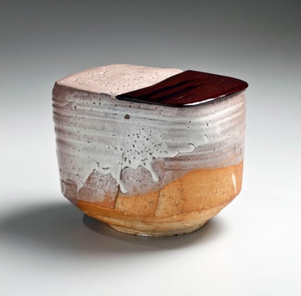 Miwa Kyūwa (Miwa Kyūsetsu X) (1895-1981), Unique rectangular, Hagi-glazed water jar with rounded corners and half lacquer lid