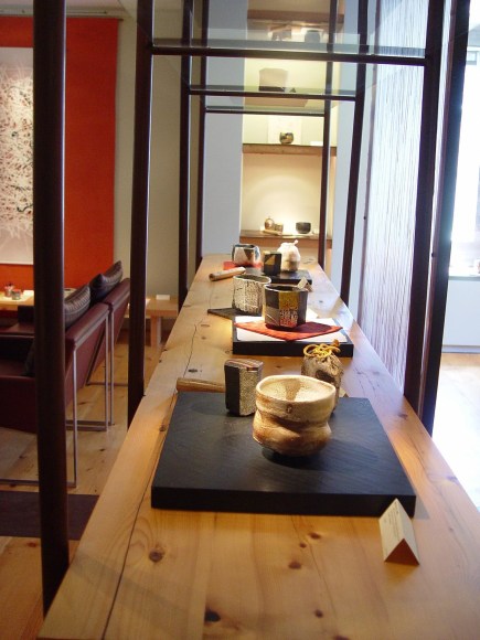 Click the photo for further images of the installation of the Ajiki Hiro show.