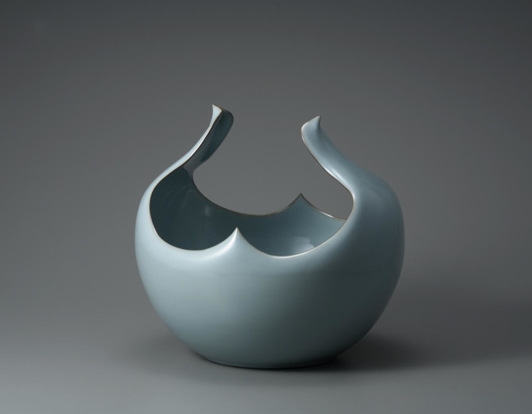 Deep bowl with two attenuated arms and double wave-inspired form