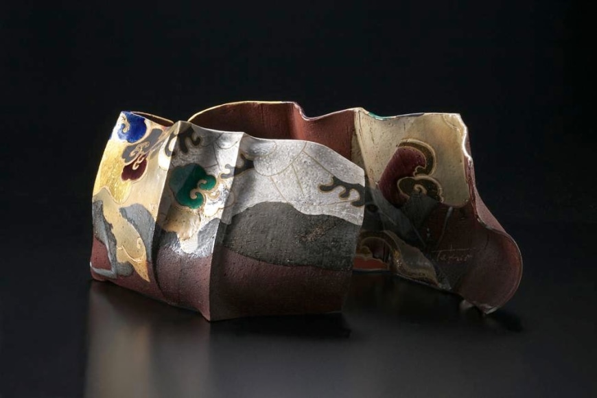 Pair of undulating screen-like forms with abstract kutani-glazed rimpa-inspired decoration of dragon-shaped cloud, 2012