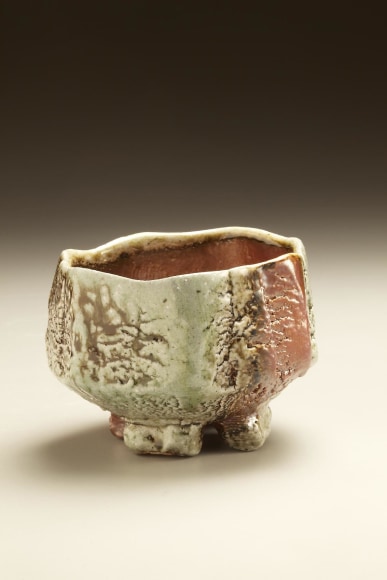 Split-footed Tanba teabowl with ash glaze and iron oxide underglaze