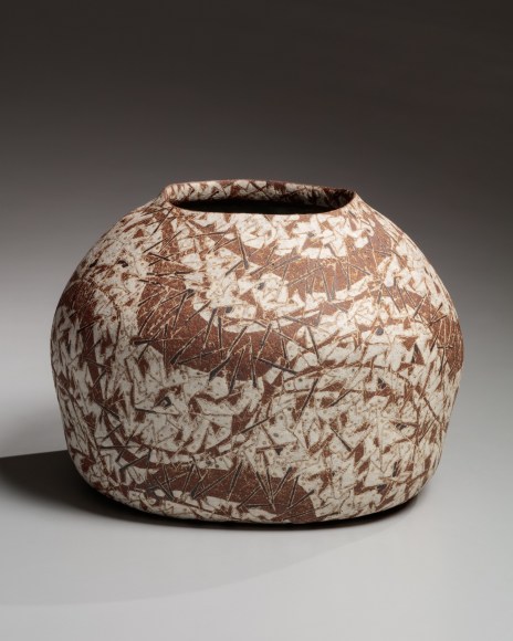 INFOCER&Aacute;MICA covers Joan B Mirviss LTD exhibition, PAINTED CLAY