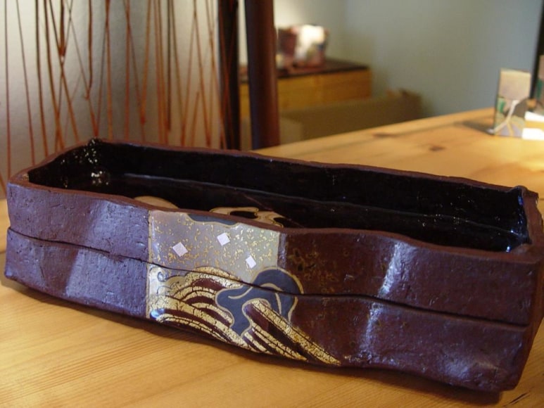 Rectangular three-tiered covered box with decoration of waves, 2012