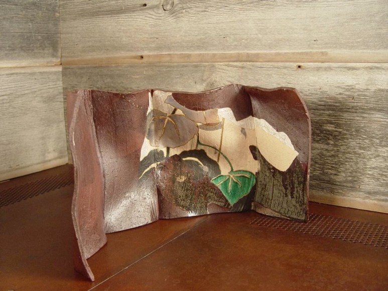 Pair of undulating screen-like forms with abstract kutani-glazed rimpa-inspired decoration of ivy, 2012