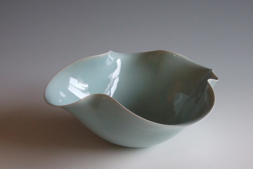 Large bowl with asymmetrical undulating rim (b)