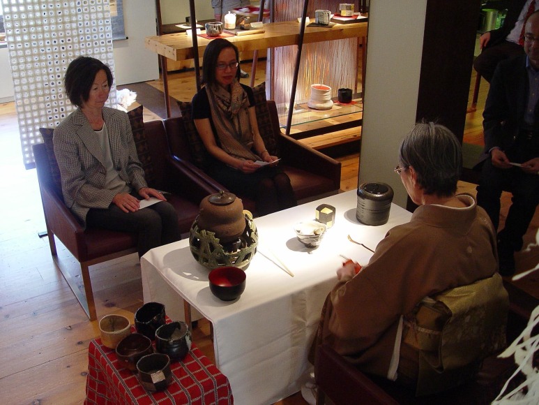 Click the image for further photos of the tea ceremonies hosted by Ajiki Hiro to accompany the gallery show. The tea preparation is by Nagase Yasuko and Ajiki Tatsue. 