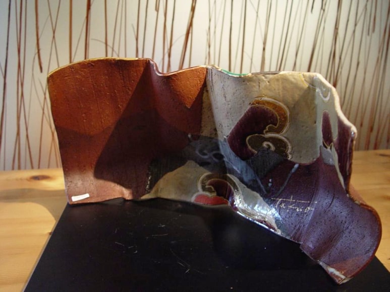Pair of undulating screen-like forms with abstract kutani-glazed rimpa-inspired decoration of dragon-shaped cloud, 2012