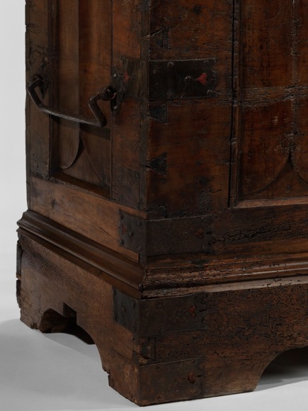 picture of a medieval trunk in a gray room