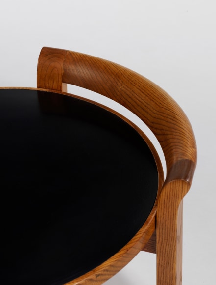 Rounded wooden edges of table and glass top