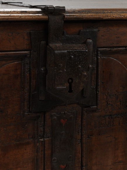 picture of a medieval trunk in a gray room