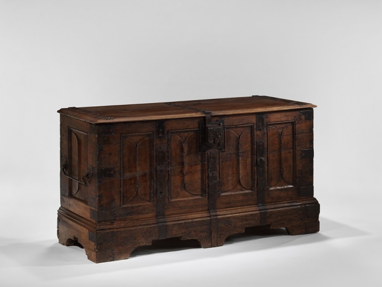 picture of a medieval trunk in a gray room