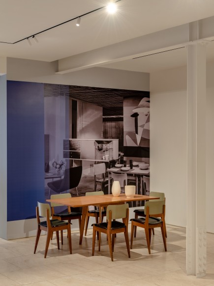 Installation view of the main room of the gallery in the corner with works by Jacques Dumond.