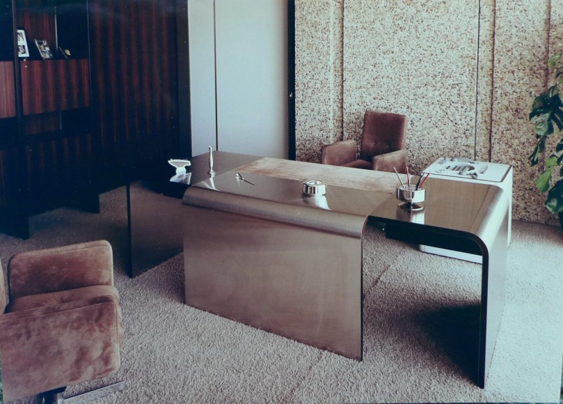 Archival image of the desk first designed and placed in a room. By Motte. Made of steel and wood.