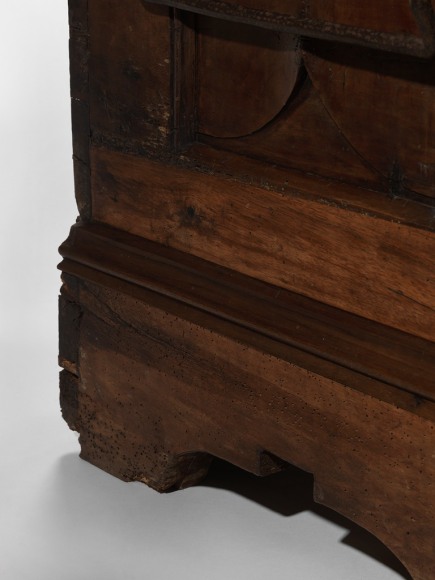picture of a medieval trunk in a gray room