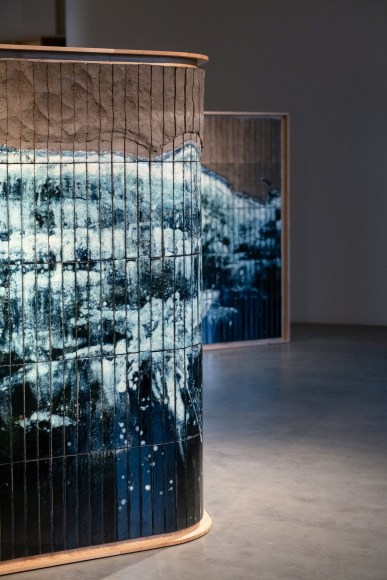 Image of Azulejos panels by Noe Mis in a room with details of ceramic and blue tiles.