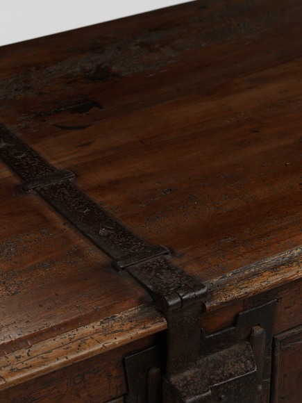 picture of a medieval trunk in a gray room