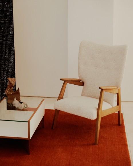 installation images of white chairs