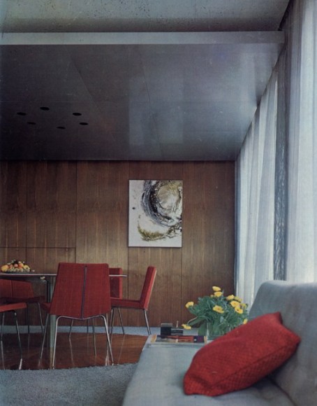 Installation view of 4 Pierre guariche chairs in a room.