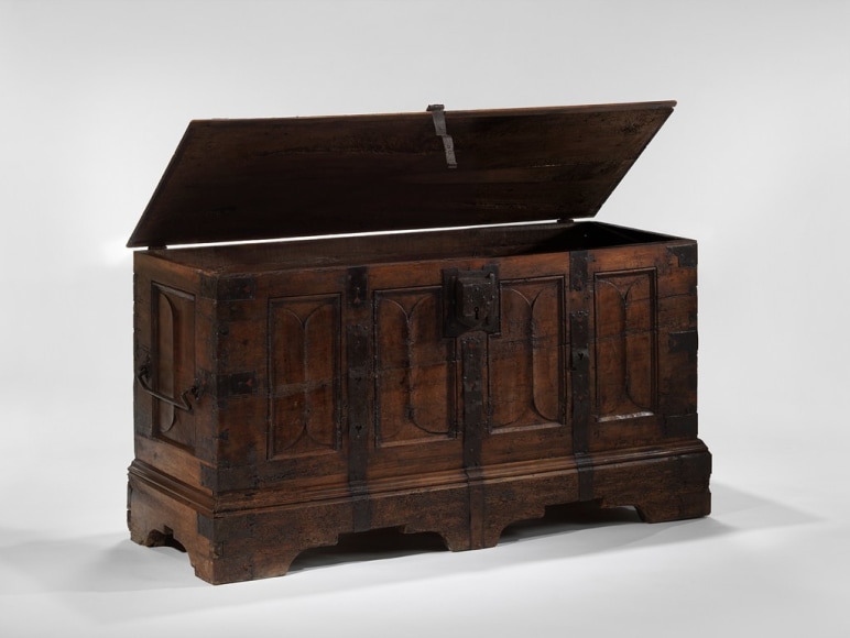 picture of a medieval trunk in a gray room