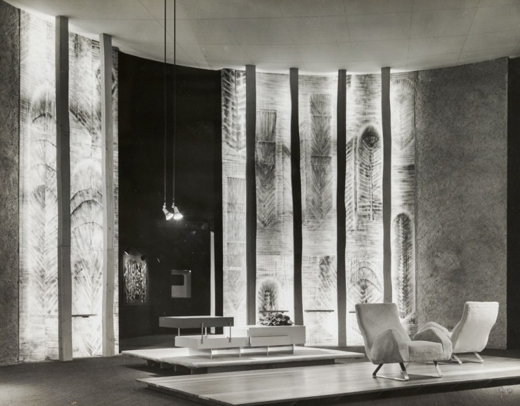 Black and white archival image of the chair made by Dumond presented at SAD formica section.