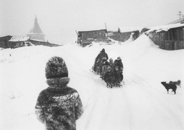 Pentti Sammallahti Solovki, White Sea, Russia (dogs and children), 1992