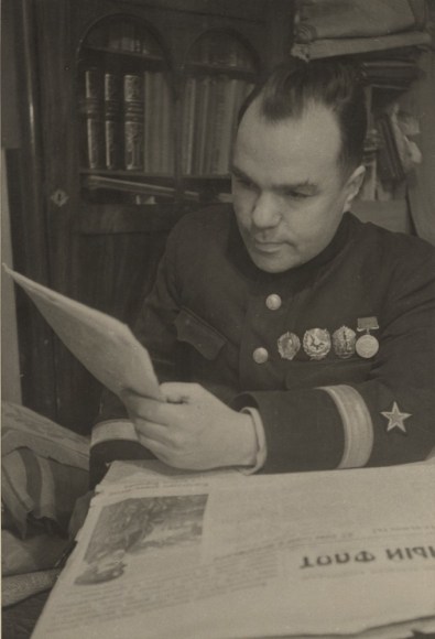 Since the outbreak of war the writer Vsevolod Vishnevsky has been working as special war correspondent on the Leningrad front