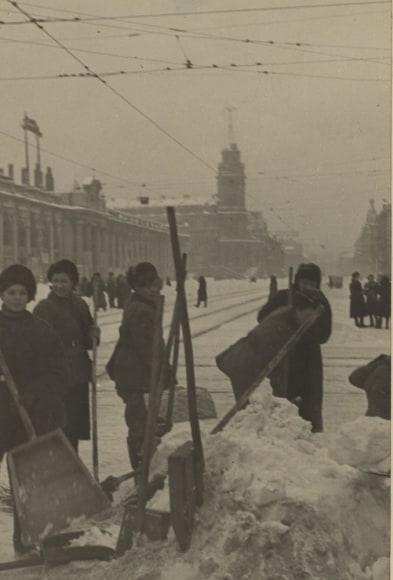The city&#039;s morning toilet. Clearing the streets of snow