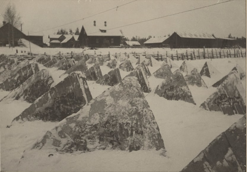 Anti-tank obstacles erected on the city&#039;s outskirts