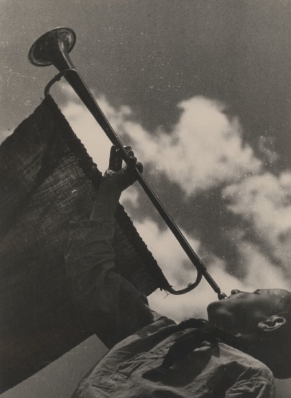 Emmanuil Evzerikhin, Pioneer with Trumpet, 1930s