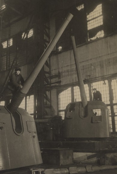 Leningrad war factories produce formidable weapons of war