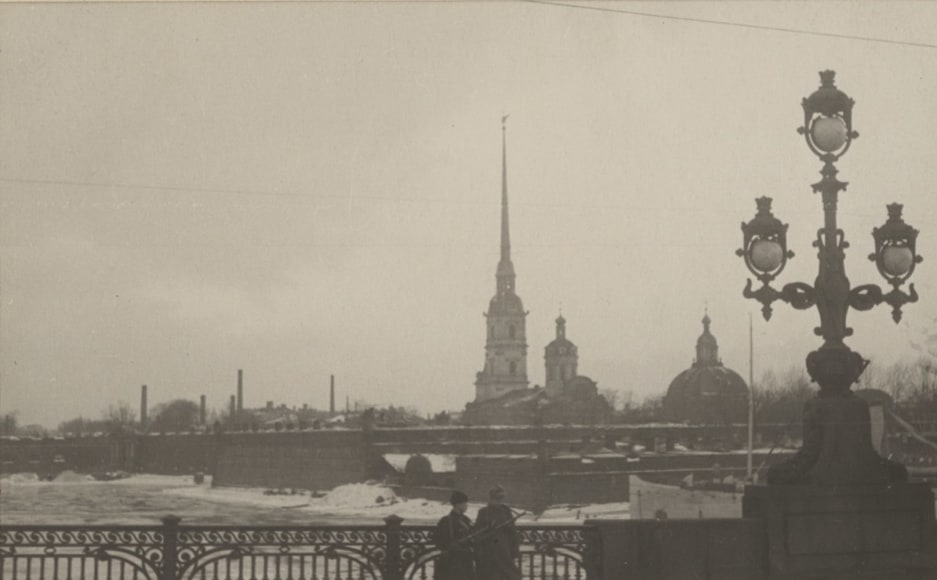 Automatic-rifle men guarding Kirov Bridge