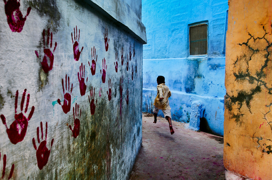 Steve McCurry, Boy in Mid-Flight, Jodhpur, India, 2007