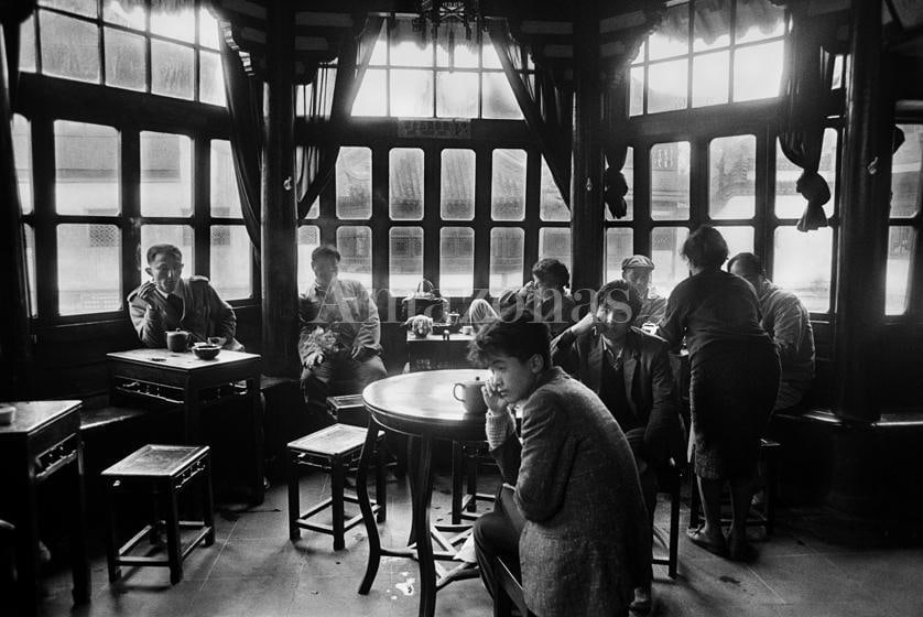 Sebasti&atilde;o Salgado. Bar in Shanghai, China. 1989. Gelatin silver print. 60x90cm.