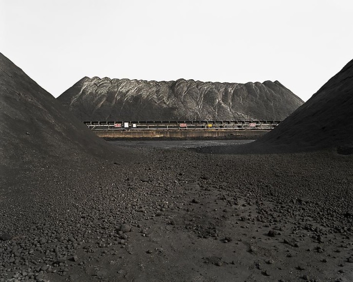 Edward Burtynsky  Oil Fields #27, Bakersfield, California (2004