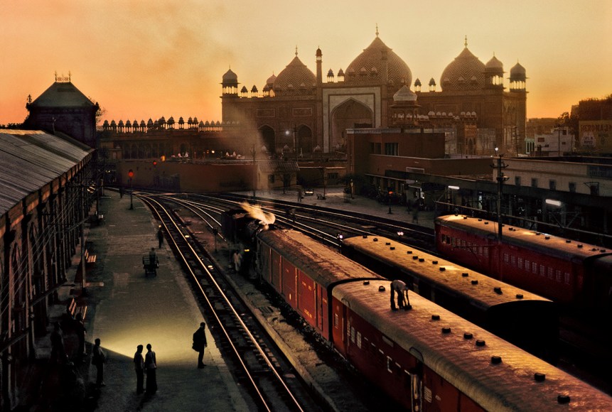 Steve McCurry, Train Station, Agra, India, 1983