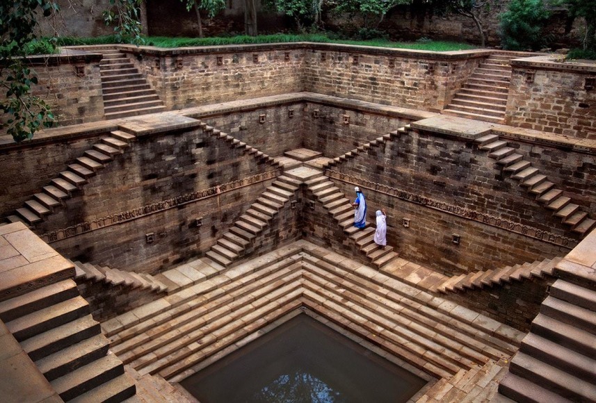 Steve McCurry, Women in a step well, Rajasthan, India, 2002